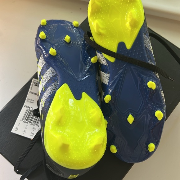 Brand new in box Adidas Predator Freak .3FG J youth size 3.5 cleats - Picture 4 of 6